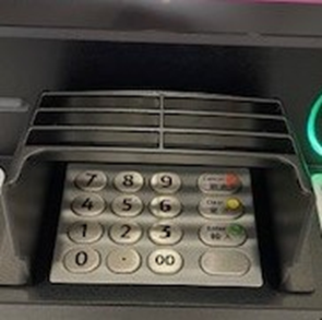 以手遮盖柜员机键盘